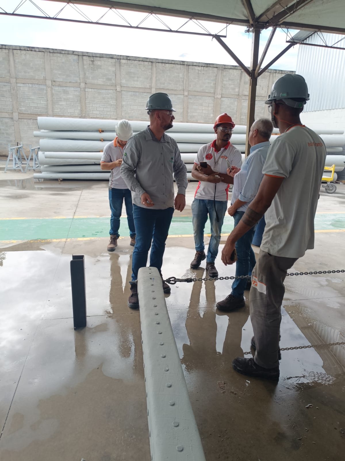 Visita técnica em área de fábrica.