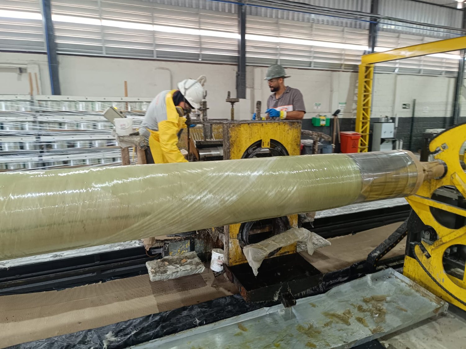 Fabricação de poste PRFV por filament winding